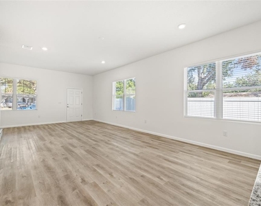 3005 E 17th Avenue - Photo Thumbnail 11