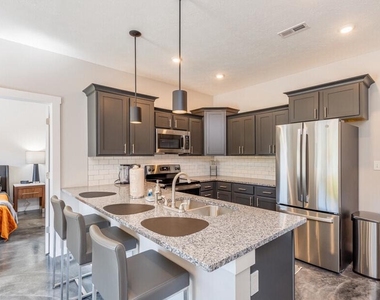 102 Bloomfield Lane - Photo Thumbnail 4
