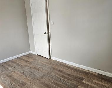 860 Francis Street - Photo Thumbnail 3