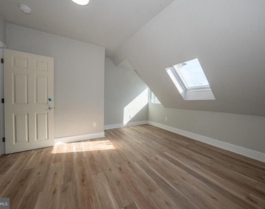 122 E 3rd Street - Photo Thumbnail 10