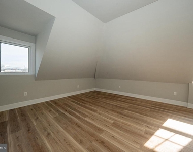 122 E 3rd Street - Photo Thumbnail 7