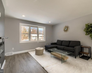 502 Bloomfield Drive - Photo Thumbnail 3