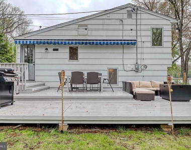 191 Lakeshore Drive - Photo Thumbnail 1