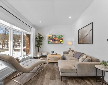 191 Lakeshore Drive - Photo Thumbnail 12