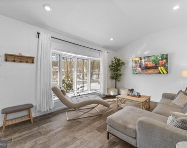 191 Lakeshore Drive - Photo Thumbnail 14