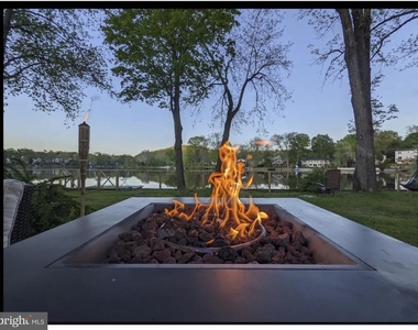 191 Lakeshore Drive - Photo Thumbnail 5