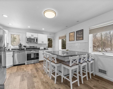 191 Lakeshore Drive - Photo Thumbnail 15