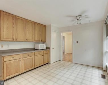 10008 Sinnott Drive - Photo Thumbnail 12