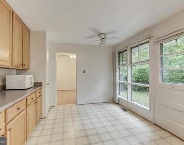 10008 Sinnott Drive - Photo Thumbnail 13