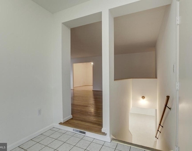 10008 Sinnott Drive - Photo Thumbnail 3
