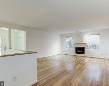 10008 Sinnott Drive - Photo Thumbnail 5