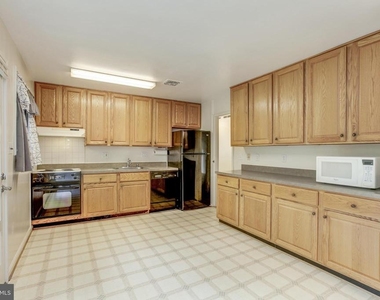 10008 Sinnott Drive - Photo Thumbnail 11