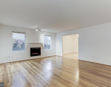 10008 Sinnott Drive - Photo Thumbnail 4