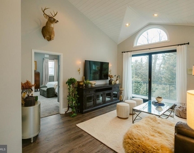 15841 York Road - Photo Thumbnail 3