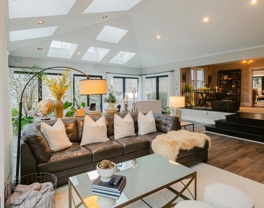 15841 York Road - Photo Thumbnail 11
