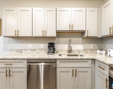 1329 Riverdale Dr - Photo Thumbnail 3