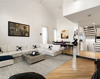 1447 N Kings Road - Photo Thumbnail 5
