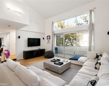 1447 N Kings Road - Photo Thumbnail 3