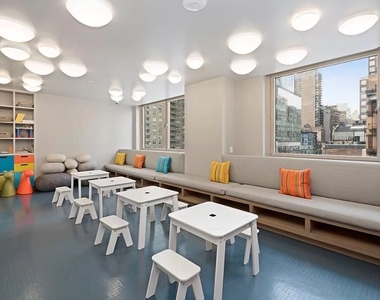 East 86th Street - Photo Thumbnail 4