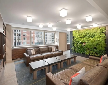 East 86th Street - Photo Thumbnail 7