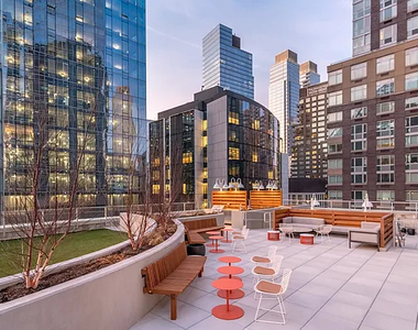 21 West End Avenue - Photo Thumbnail 4