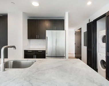 21 West End Avenue - Photo Thumbnail 1
