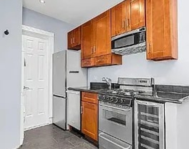 West 52nd Street - Photo Thumbnail 2
