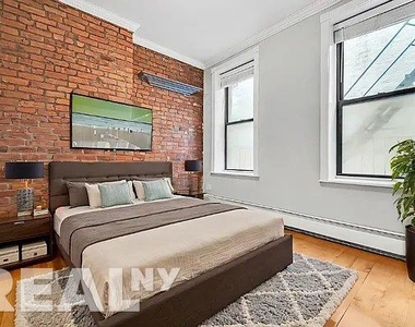 West 52nd Street - Photo Thumbnail 4