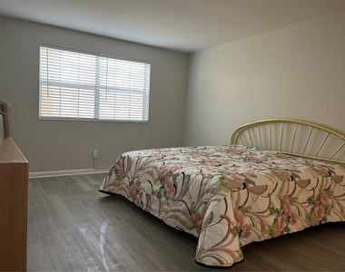 8 Marina Point Place - Photo Thumbnail 14
