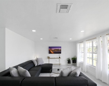 945 Bal Harbor Boulevard - Photo Thumbnail 8