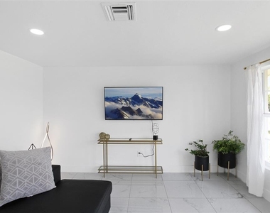 945 Bal Harbor Boulevard - Photo Thumbnail 10