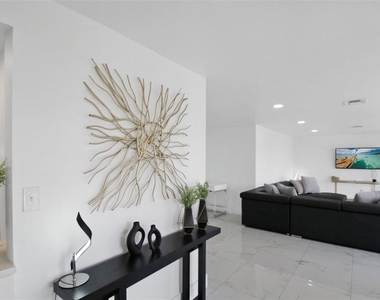 945 Bal Harbor Boulevard - Photo Thumbnail 5