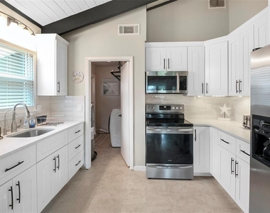 5824 Wildwood Avenue - Photo Thumbnail 32