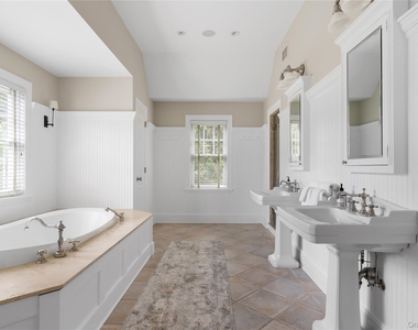 327 Georgica Road - Photo Thumbnail 16