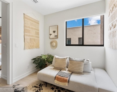 835 Ne 17th Ter - Photo Thumbnail 13