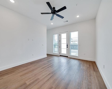 1601-320 Mustang Drive - Photo Thumbnail 2