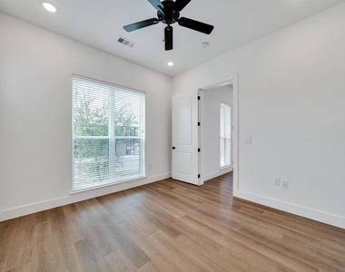 1601-320 Mustang Drive - Photo Thumbnail 13