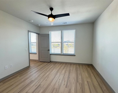 11604 Stonehollow Dr - Photo Thumbnail 6