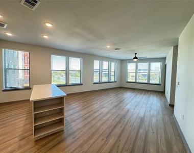 11604 Stonehollow Dr - Photo Thumbnail 3