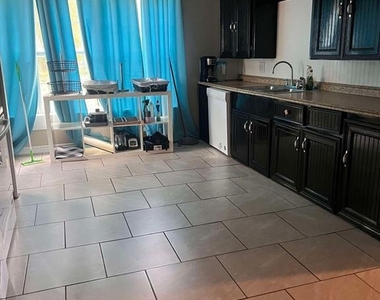 435 E Avenue J - Photo Thumbnail 2