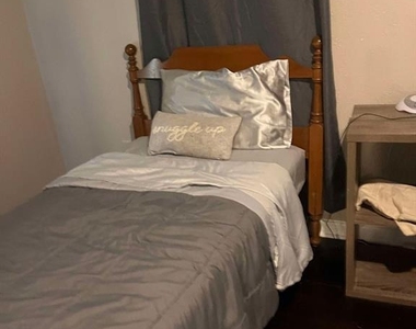 435 E Avenue J - Photo Thumbnail 7