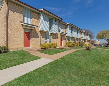 2100 Southcrest Dr - Photo Thumbnail 3