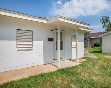 2020b Rosalee Street - Photo Thumbnail 1