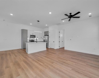 1601-406 Mustang Drive - Photo Thumbnail 5