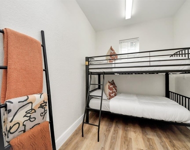 710 Kipp Avenue - Photo Thumbnail 16
