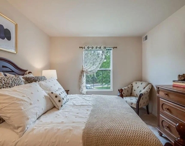 600 W Walton Blvd - Photo Thumbnail 5