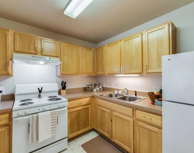600 W Walton Blvd - Photo Thumbnail 2