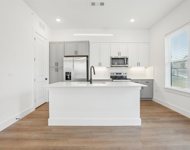 1601-307 Mustang Drive - Photo Thumbnail 8