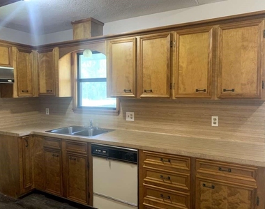 203 Ferguson Drive - Photo Thumbnail 5