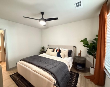 11604 Stonehollow Dr - Photo Thumbnail 7